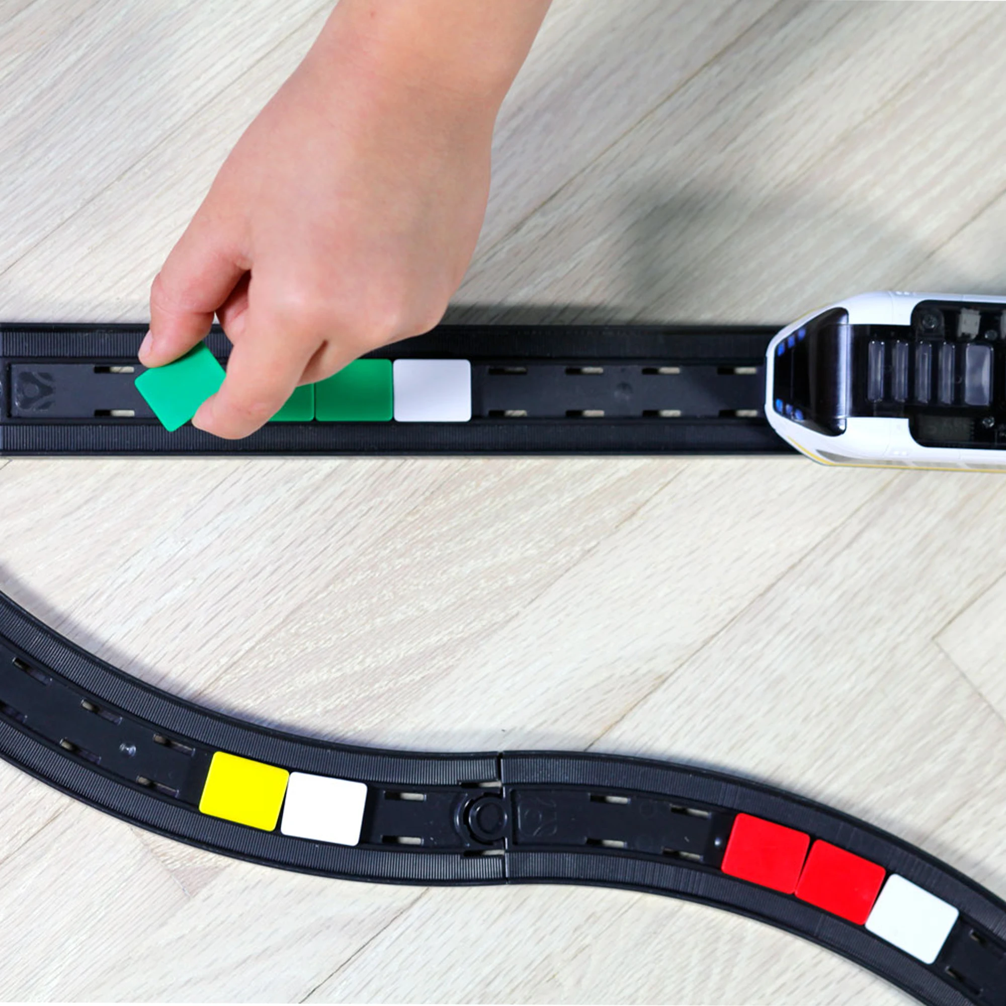 Intelino Smart Train – išmanusis įkraunamas elektrinis traukinys su bėgiais