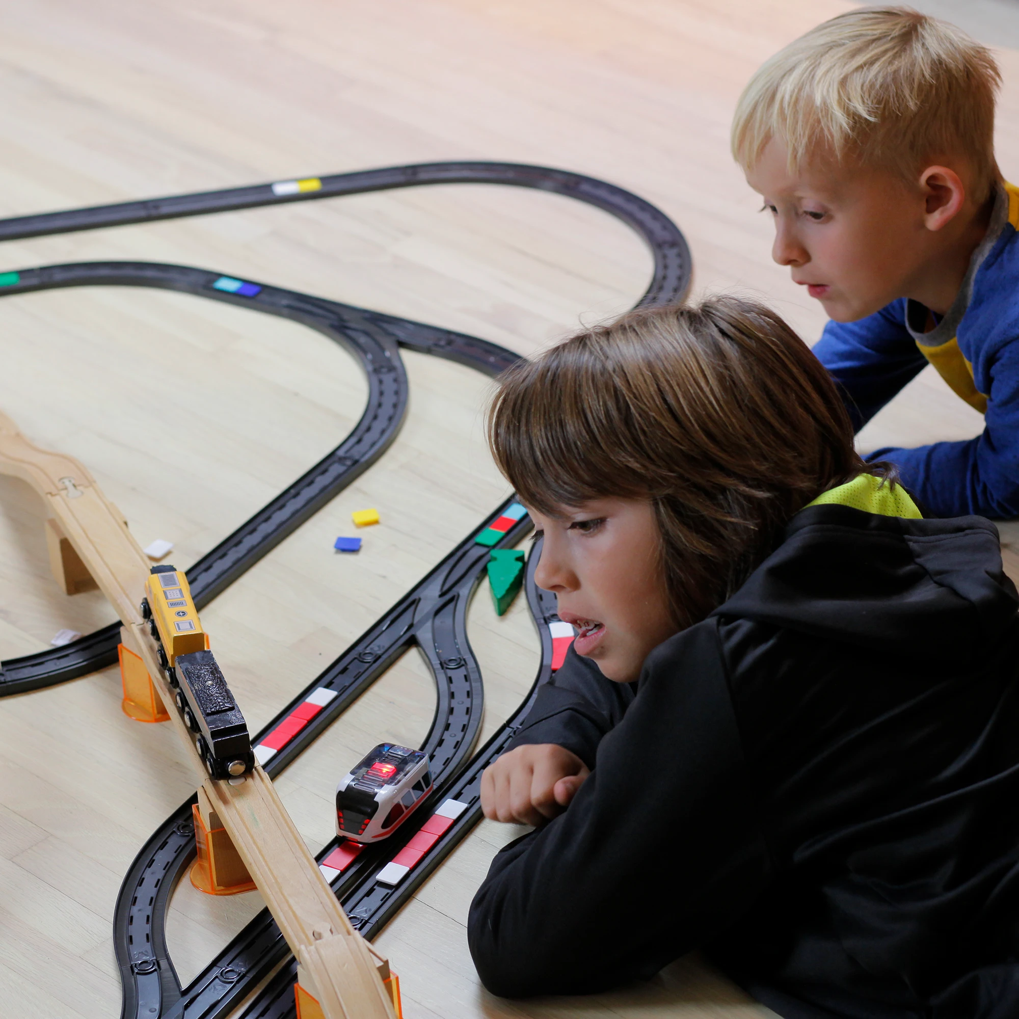 Intelino Smart Train – išmanusis įkraunamas elektrinis traukinys su bėgiais