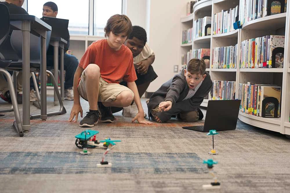 LEGO Education kompiuterių mokslo ir dirbtinio intelekto rinkinys: 7–9 klasės