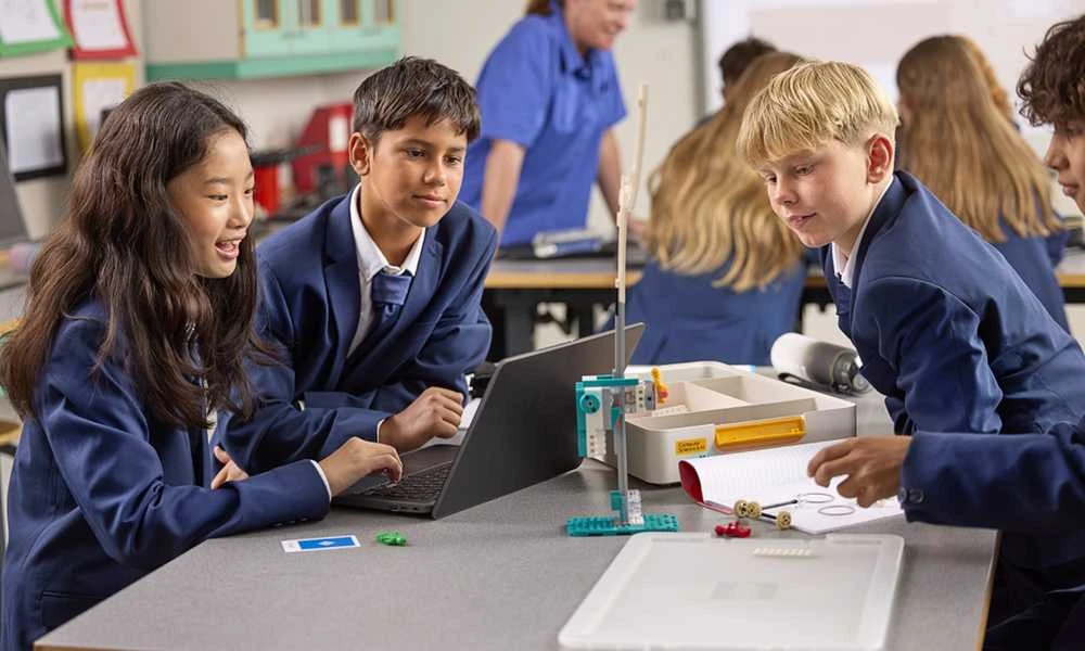 LEGO Education kompiuterių mokslo ir dirbtinio intelekto rinkinys: 7–9 klasės