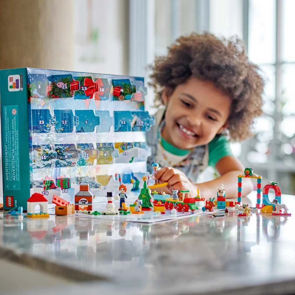 LEGO Friends advento kalendorius su vaiku ir žaislais