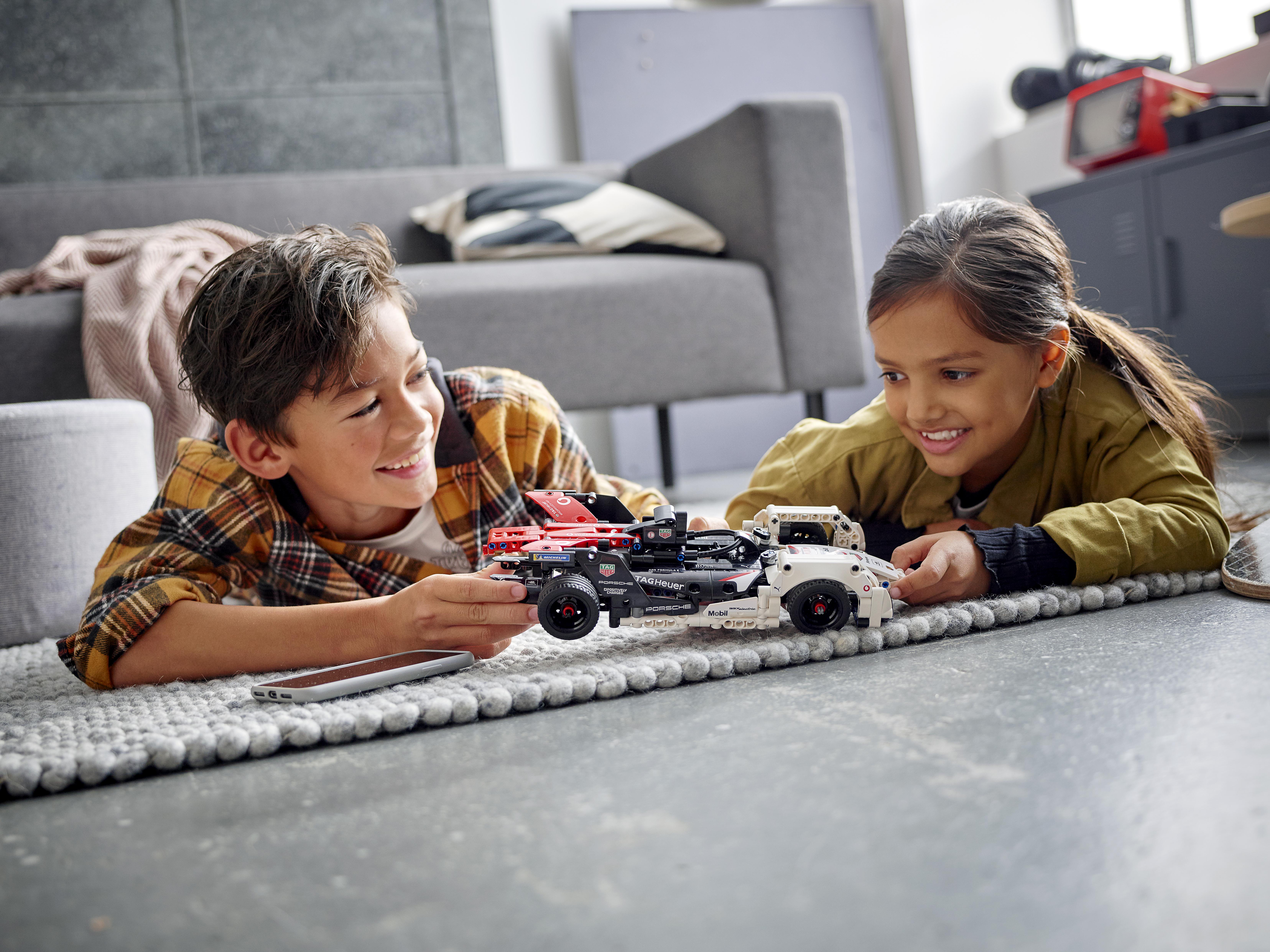 LEGO® Technic Formula E® Porsche 99X Electric (42137)