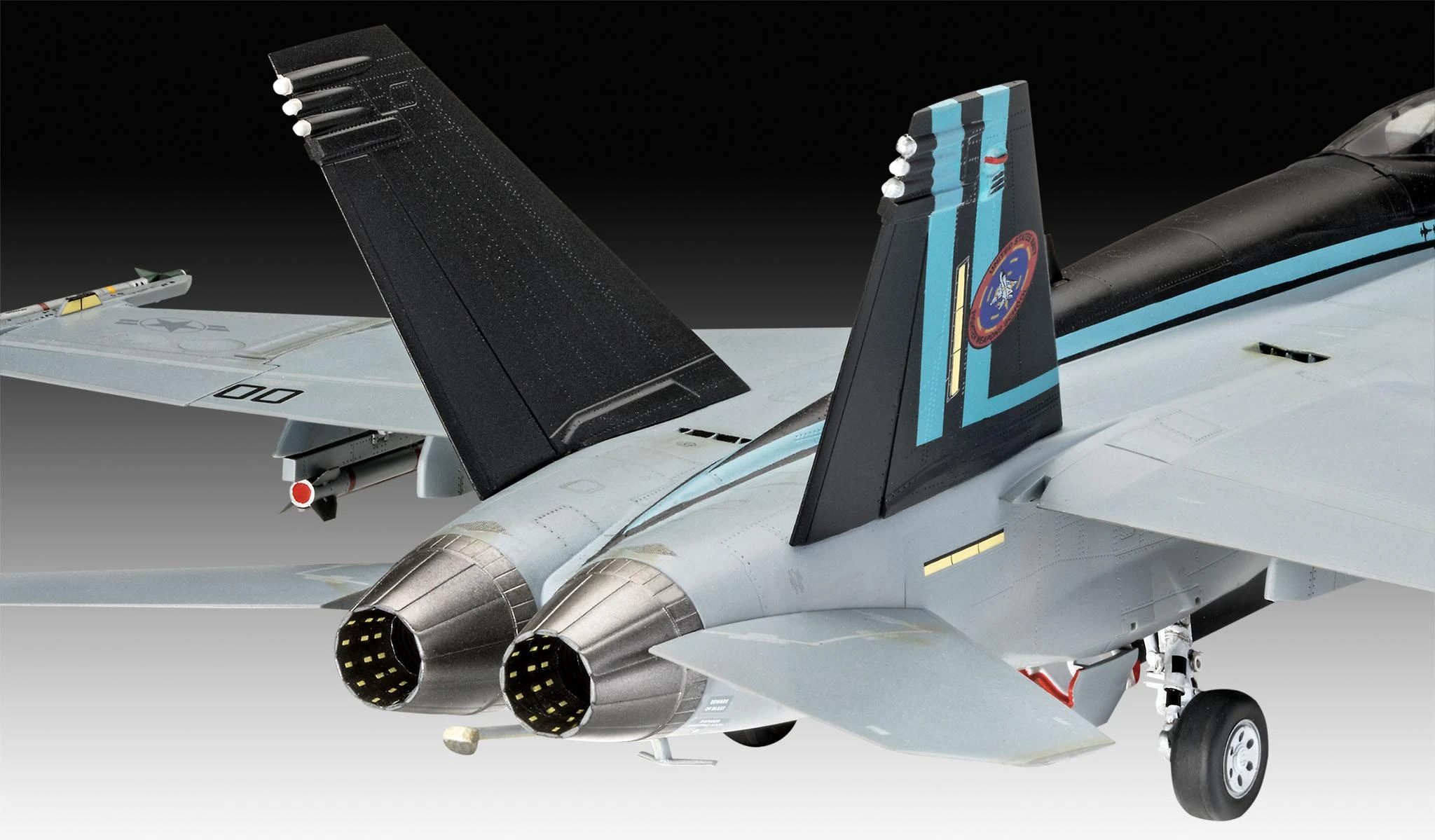 Klijavimo modelis Revell Maverick's F/A-18E, baltas