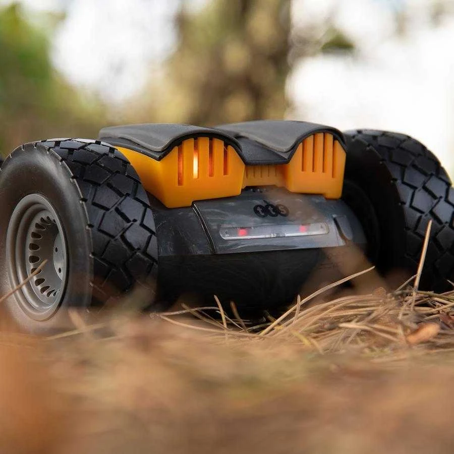 TTS duomenų registravimo robotas su stambiais ratais