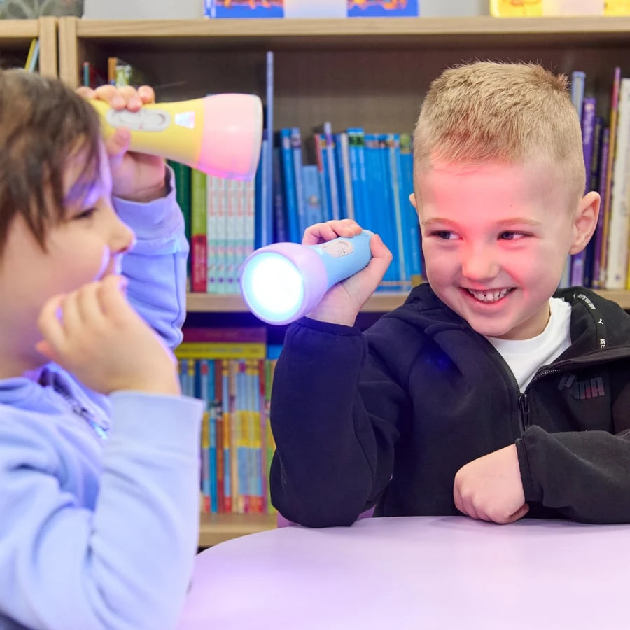 TTS spalvą keičiantis „Easi-Torch“ žibintuvėlis