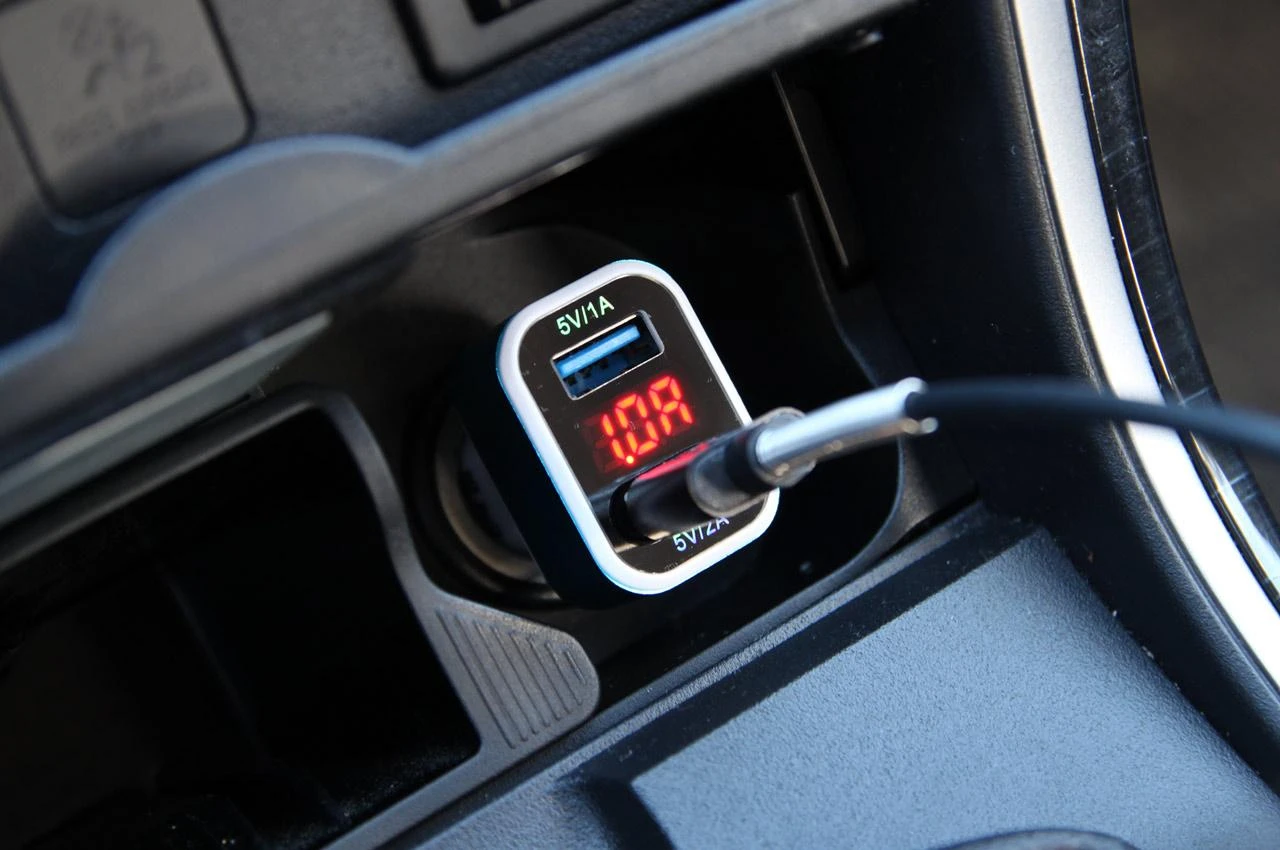 Amio Automobilinis telefono kroviklis Test-04 2xUSB 12/24V