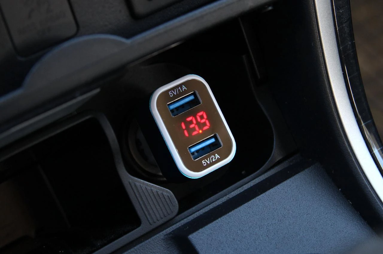 Amio Automobilinis telefono kroviklis Test-04 2xUSB 12/24V