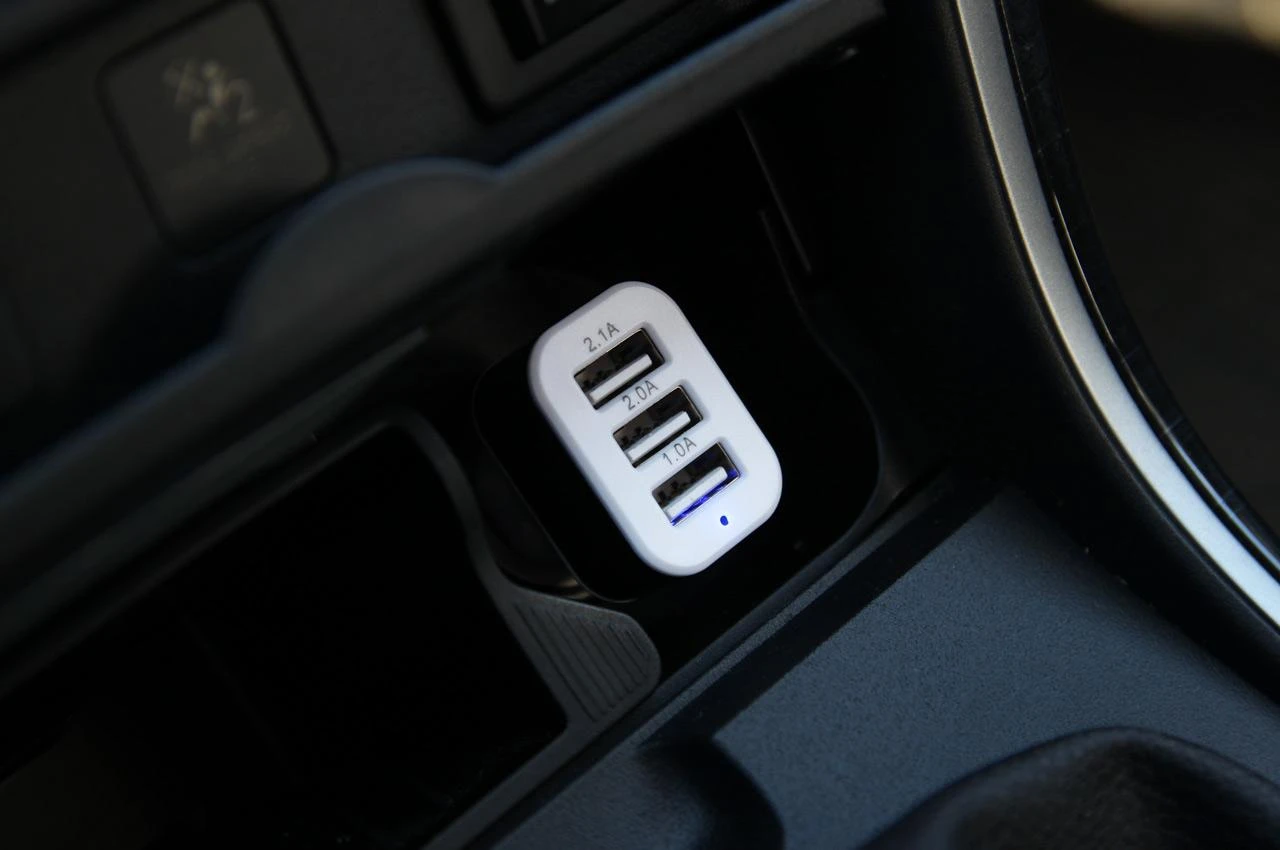 Amio Automobilinis telefono įkroviklis 3xUSB baltas PCH-03