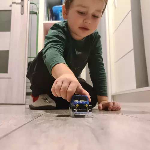 Kruzzel Šviečiantis trasos automobilis