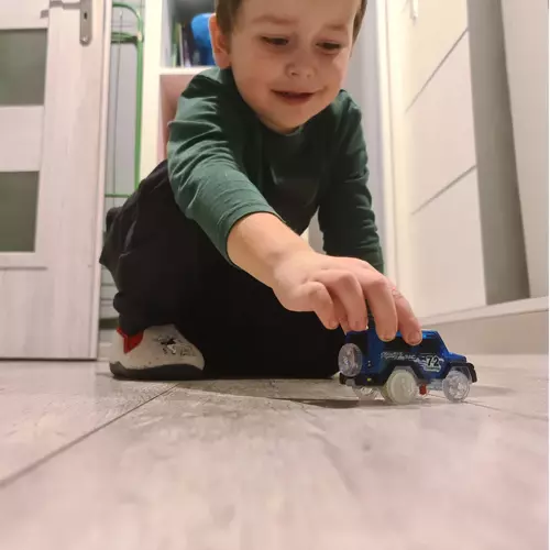 Kruzzel Šviečiantis trasos automobilis