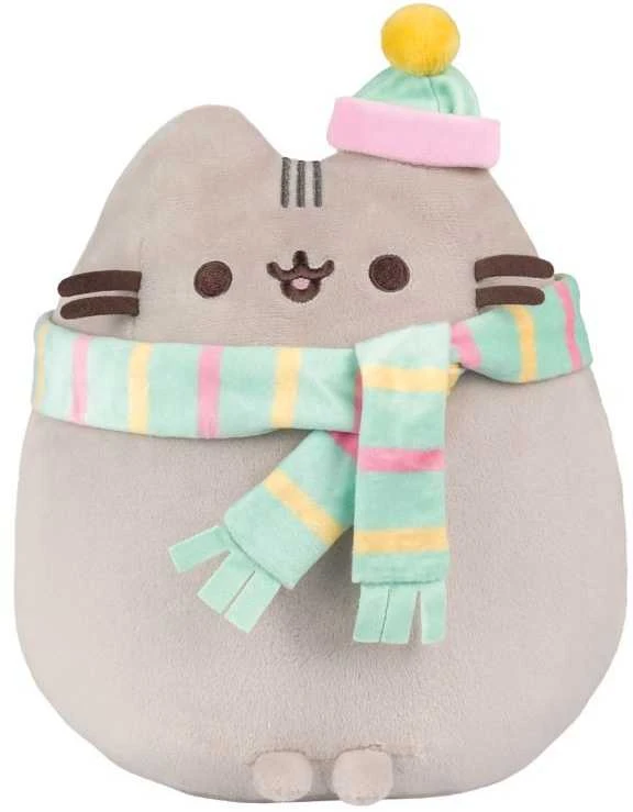 Pusheen - Pliušinis talismanas su šaliku ir kepure 24 cm