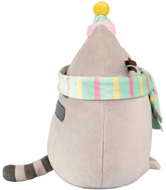 Pusheen - Pliušinis talismanas su šaliku ir kepure 24 cm