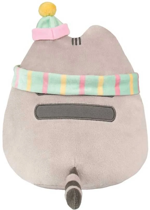 Pusheen - Pliušinis talismanas su šaliku ir kepure 24 cm