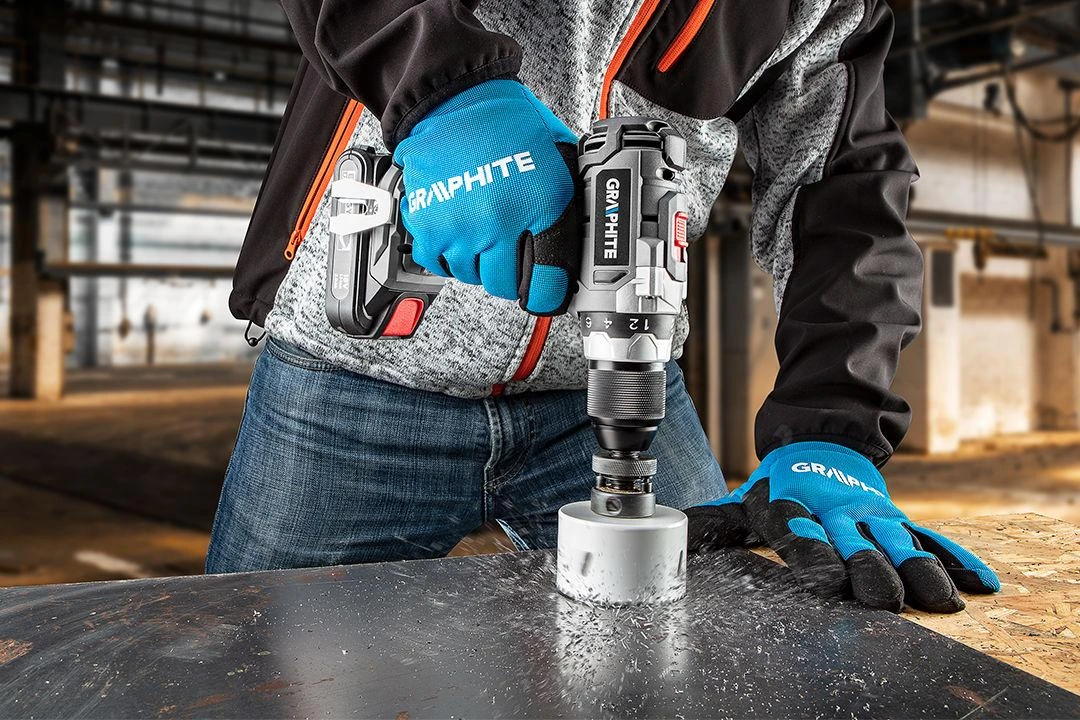 Graphite suktuvu-gręžtuvu gręžiama metalinė detalė