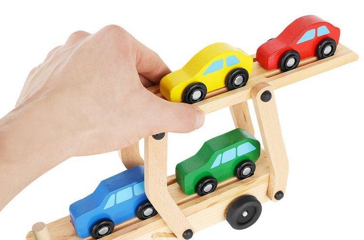 Kruzzel Medinis autovežis su mašinėlėmis