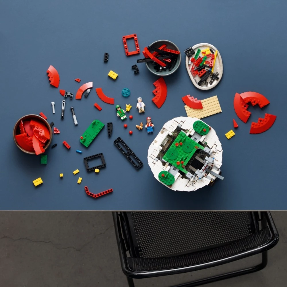 LEGO® Klocki pokemon kultowy pokéball su trenerami 72154