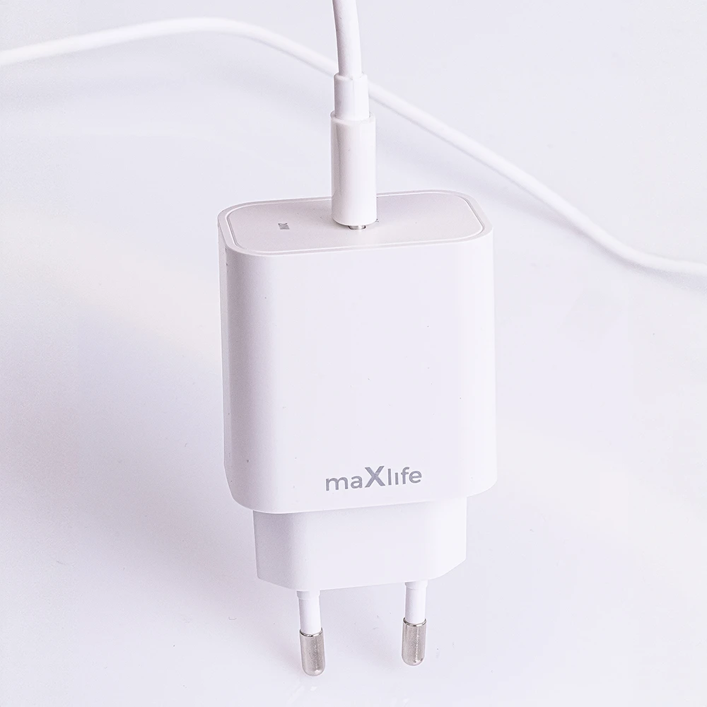 Maxlife MXTC-06-20C PD QC įkroviklis 1x USB-C 20W baltos spalvos + USB-C - Lightning kabelis 20W