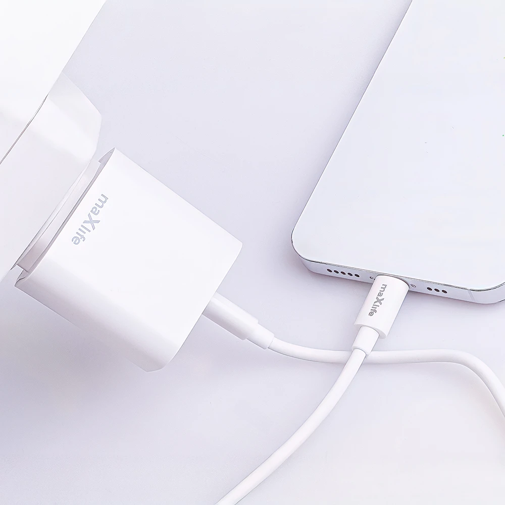 Maxlife MXTC-06-20C PD QC įkroviklis 1x USB-C 20W baltos spalvos + USB-C - Lightning kabelis 20W