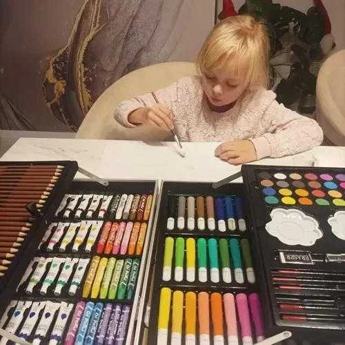 Maaleo 22768 rinkinys su mergaite piešiančia prie stalo