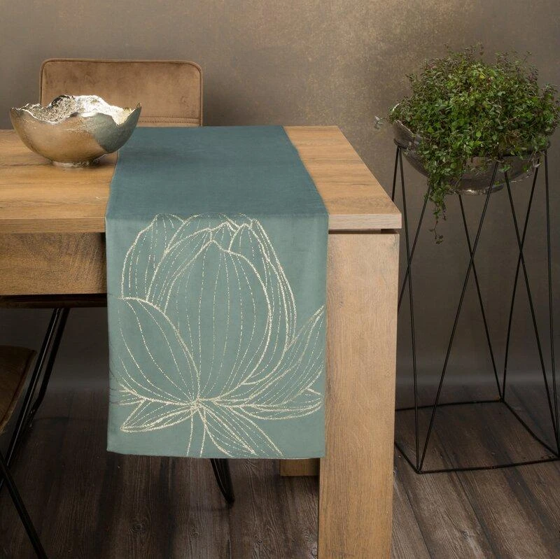 Eurofirany BLINK / 12 Aksominis stalo takelis su dideliu lotoso žiedo raštu, 35X140 cm, spalva: tamsi mėtų
