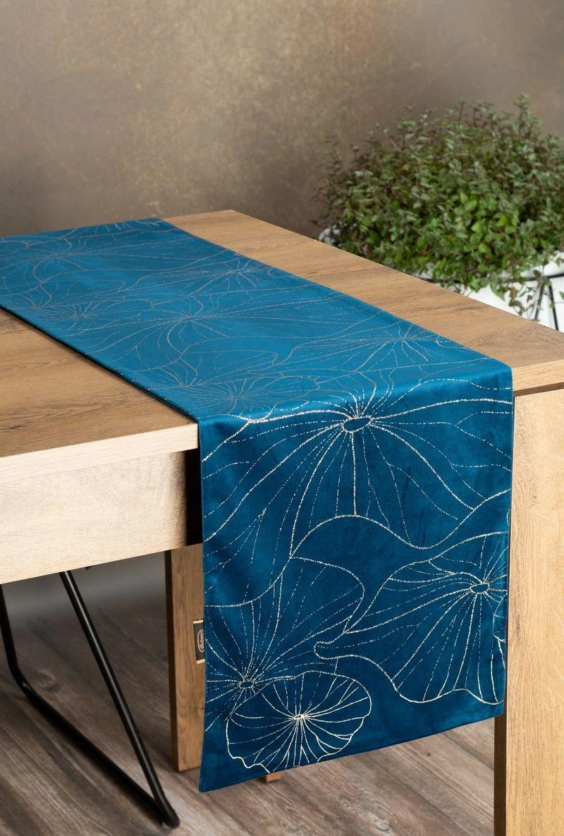 Eurofirany BLINK / 18 Aksominis stalo takelis su vandens lelijos lapų raštu, 35X180 cm, spalva: mėlyna