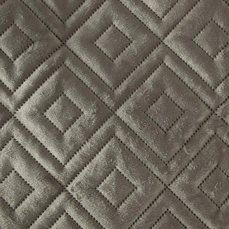 Eurofirany ARIEL/3 Lovatiesė iš švelnaus aksomo su švelniu blizgesiu, dygsniuota karšto spaudimo (hot press) metodu geometriniu raštu, 220 X 240 cm, spalva: tamsi smėlio