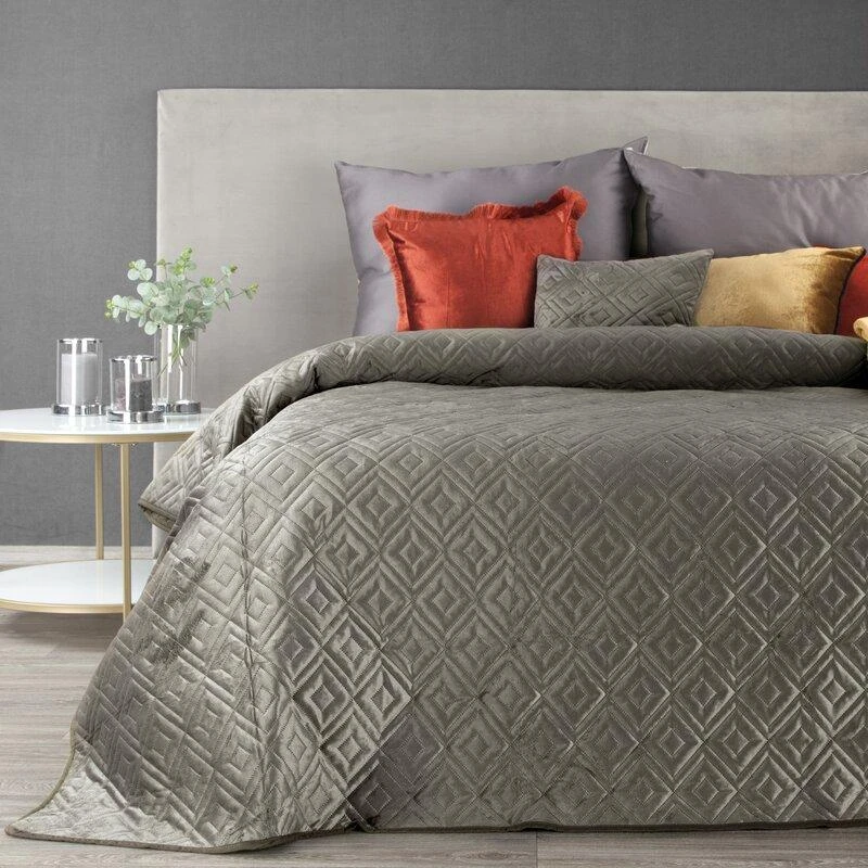 Eurofirany ARIEL/3 Lovatiesė iš švelnaus aksomo su švelniu blizgesiu, dygsniuota karšto spaudimo (hot press) metodu geometriniu raštu, 220 X 240 cm, spalva: tamsi smėlio