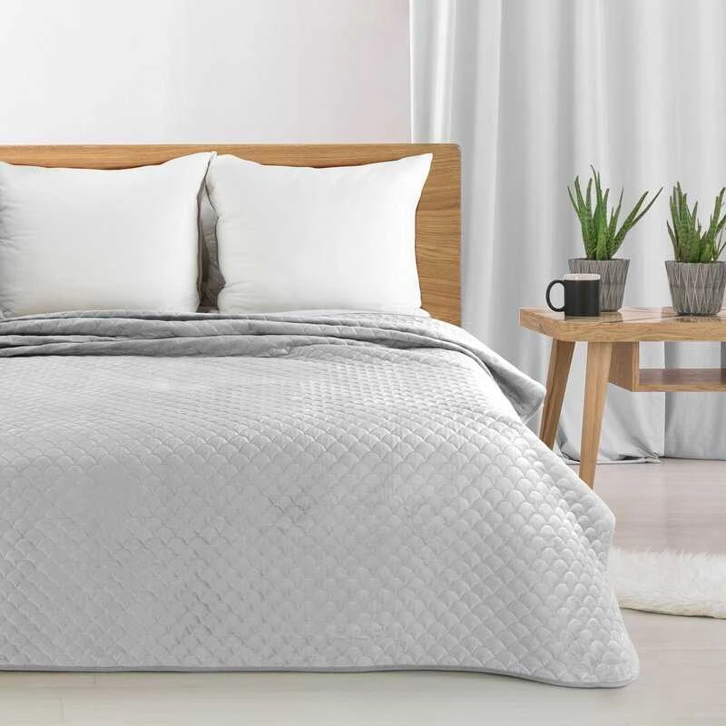 Eurofirany ARIEL Minkšto aksomo lovatiesė dygsniuota karšto spaudimo būdu (hot press) su žuvies žvynų motyvu, 220X240 cm, spalva: sidabrinė