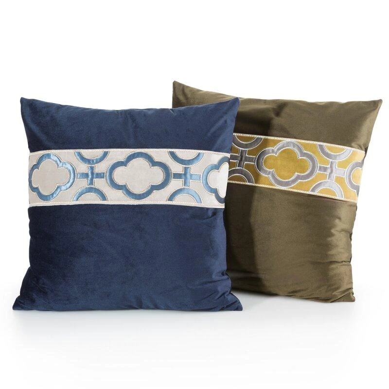 Tamsiai mėlyna ir ruda aksominė pagalvė su ornamentu 45x45