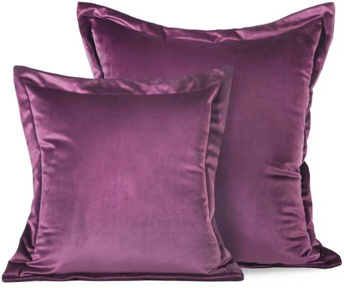 Dvi tamsiai violetinės dekoratyvinės pagalvėlės