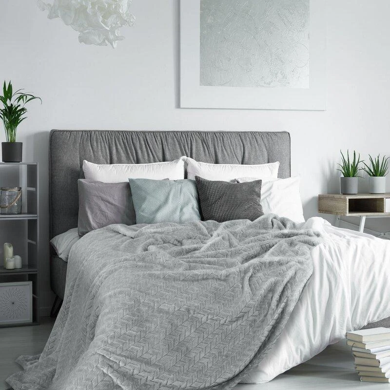 Eurofirany DESIGN 91 Minkštas ir švelnus pledas CINDY su įspaustu raštu, 220X200 cm, spalva: sidabrinė