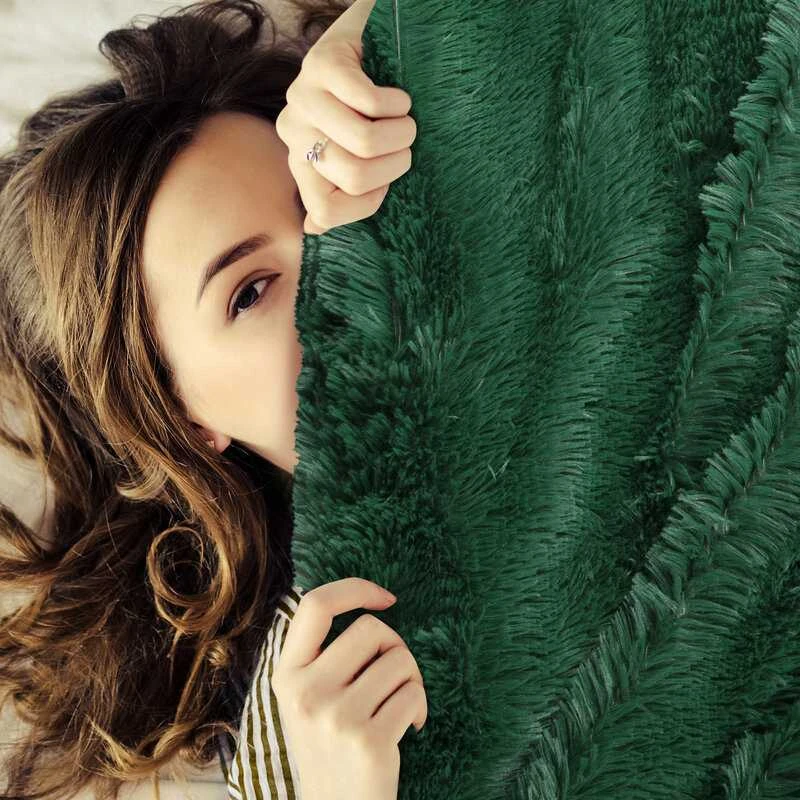 Eurofirany DESIGN 91 Minkšto kailio struktūros pledas TIFFANY su sidabriniu siūlu, 150X200 cm, spalva: tamsi žalia