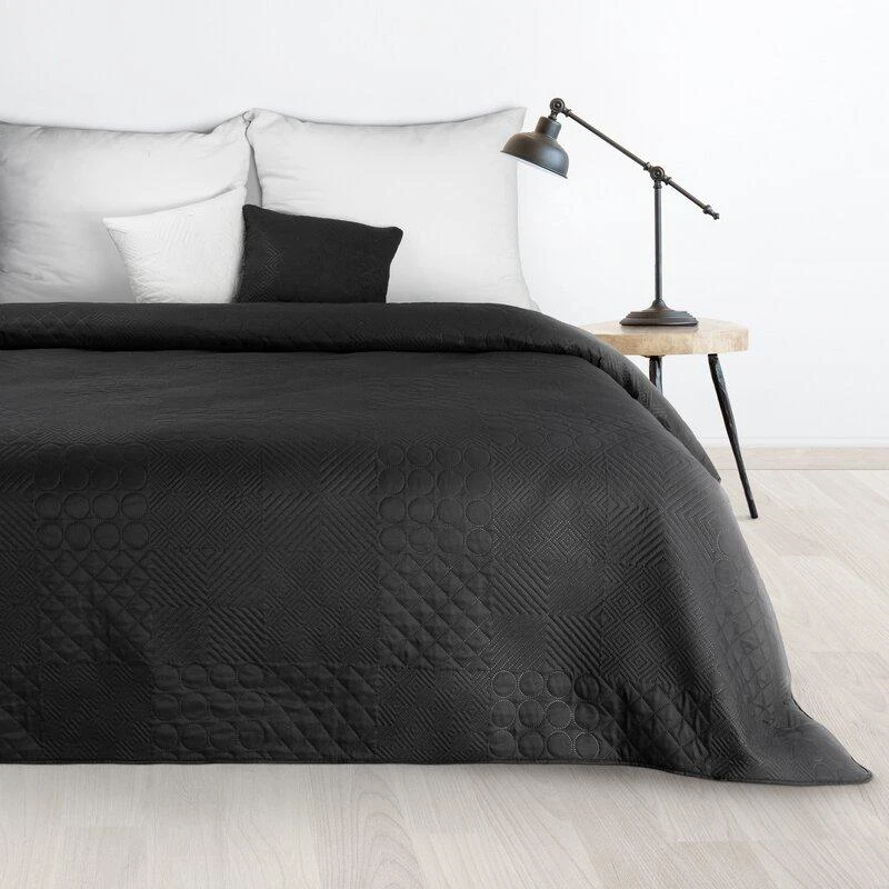 Eurofirany DESIGN 91 BONI / 5 Lovatiesė su karšto spaudimo technika įspaustu skiautinių motyvu, 170X210 cm, spalva: juoda Lovatiesė