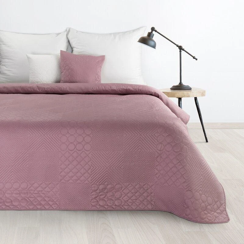 Eurofirany DESIGN 91 BONI / 5 Lovatiesė su karšto spaudimo technika įspaustu skiautinių motyvu, 170X210 cm, spalva: rožinė Lovatiesė