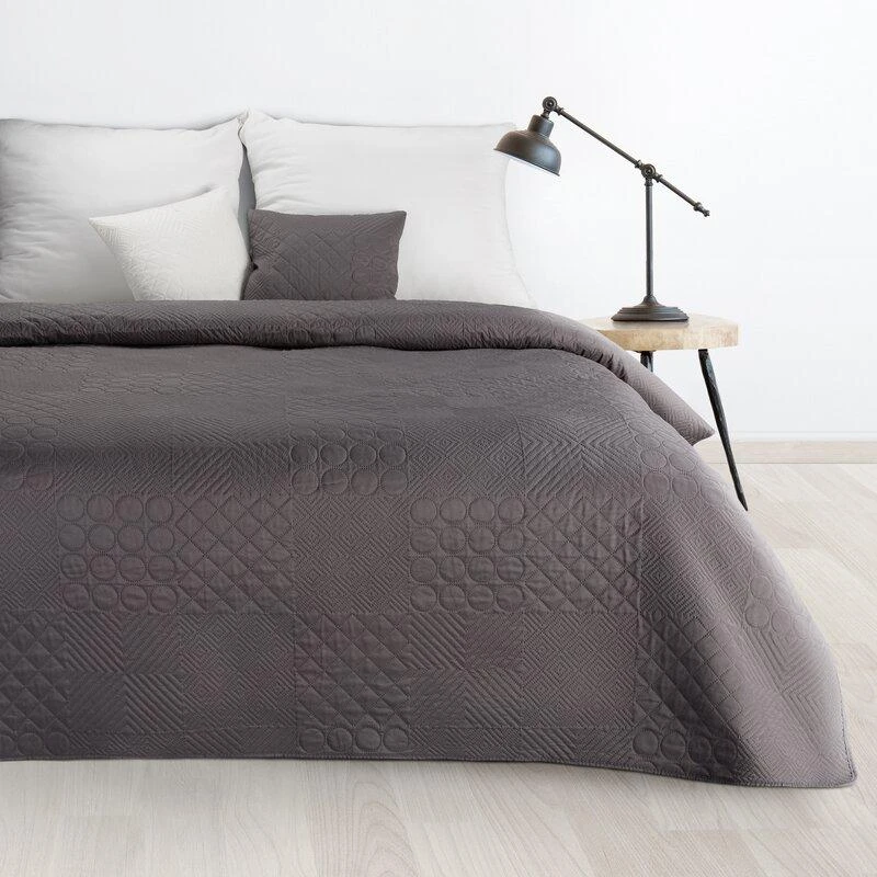 Eurofirany DESIGN 91 BONI / 5 Lovatiesė su karšto spaudimo technika įspaustu skiautinių motyvu, 170X210 cm, spalva: grafito Lovatiesė