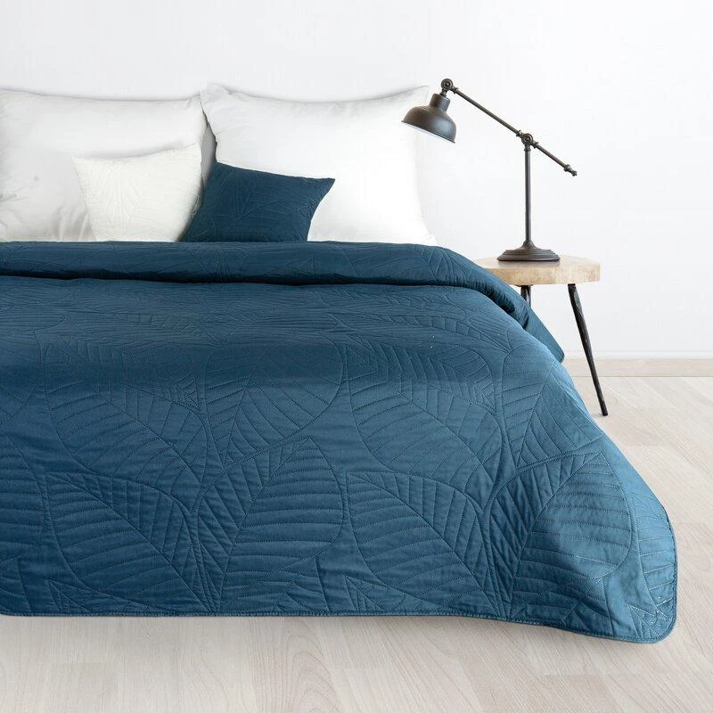 Eurofirany DESIGN 91 BONI / 6 Lovatiesė, dygsniuota karšto spaudimo būdu su lapų raštu, 170X210 cm, spalva: mėlyna Lovatiesė