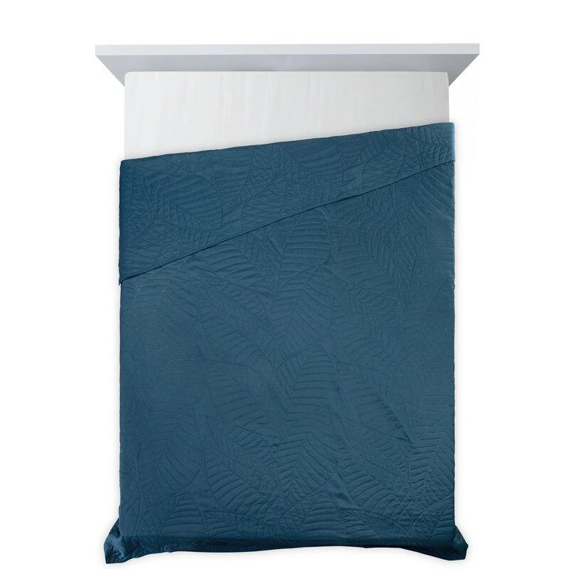 Eurofirany DESIGN 91 BONI / 6 Lovatiesė, dygsniuota karšto spaudimo būdu su lapų raštu, 170X210 cm, spalva: mėlyna Lovatiesė