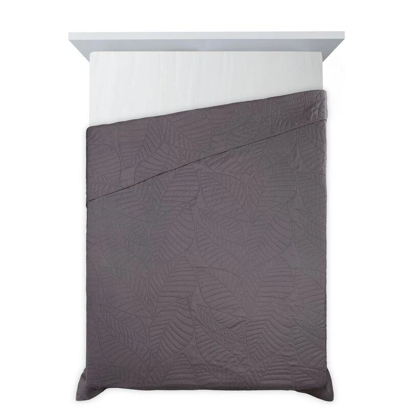 Eurofirany DESIGN 91 BONI / 6 Lovatiesė, dygsniuota karšto spaudimo būdu su lapų raštu, 170X210 cm, spalva: grafito Lovatiesė