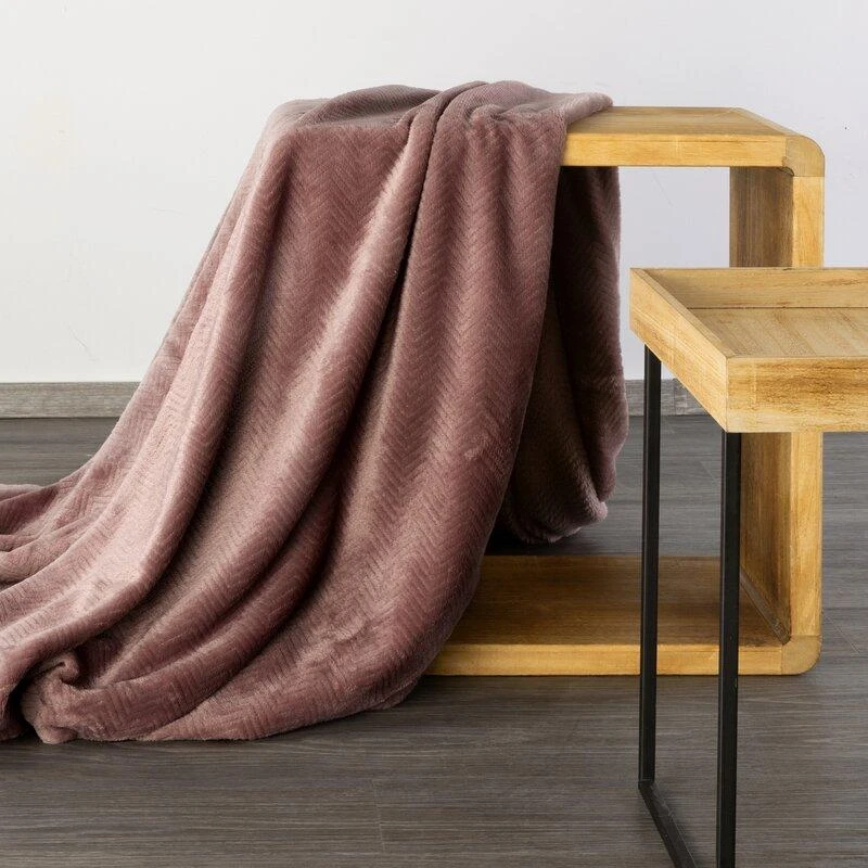 Eurofirany DESIGN 91 CINDY5 Minkštas ir švelnus pledas su įspaustu eglutės raštu, 170X210 cm, spalva: plytų