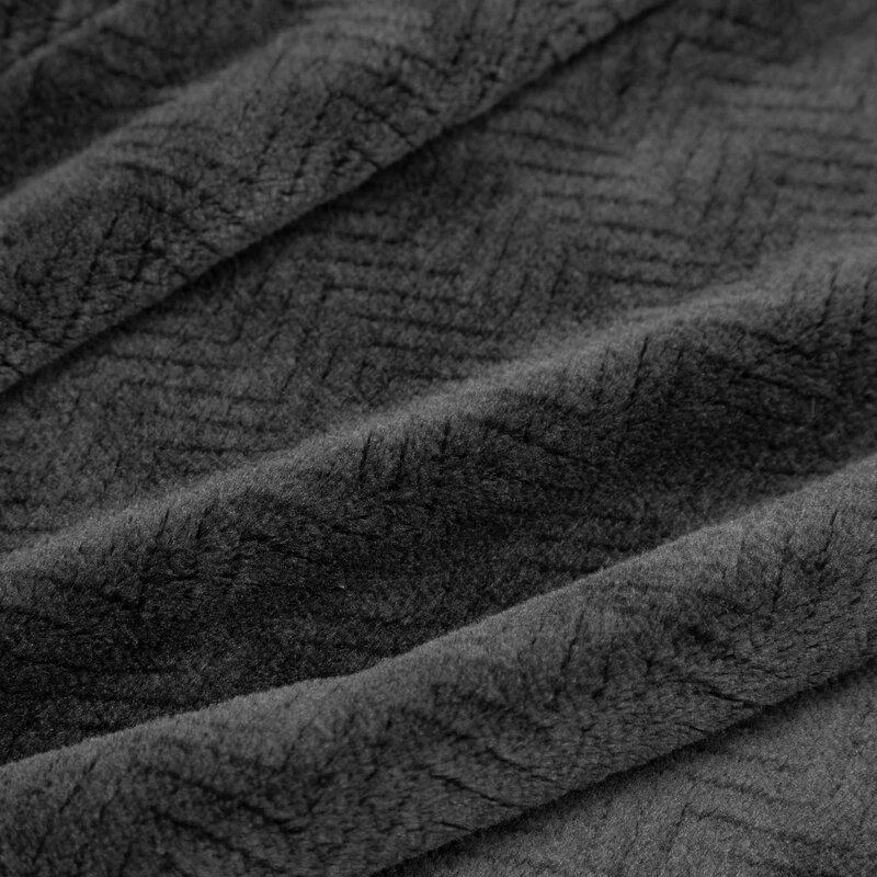 Eurofirany DESIGN 91 CINDY5 Minkštas ir švelnus pledas su įspaustu eglutės raštu, 150X200 cm, spalva: juoda
