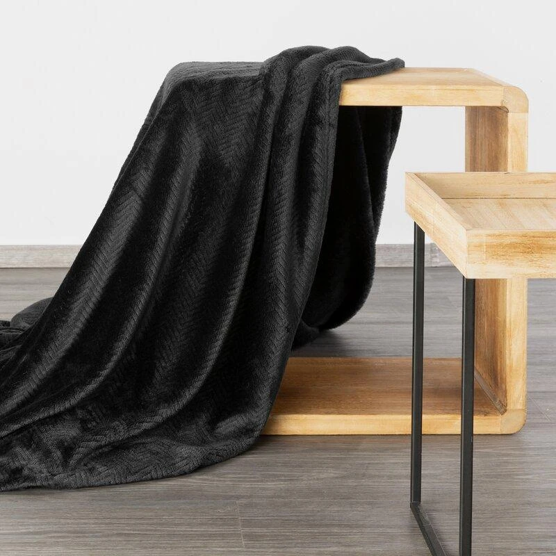 Eurofirany DESIGN 91 CINDY5 Minkštas ir švelnus pledas su įspaustu eglutės raštu, 150X200 cm, spalva: juoda
