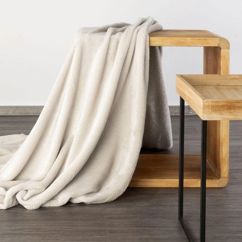 Eurofirany DESIGN 91 CINDY5 Minkštas ir švelnus pledas su įspaustu eglutės raštu, 170X210 cm, spalva: kreminė