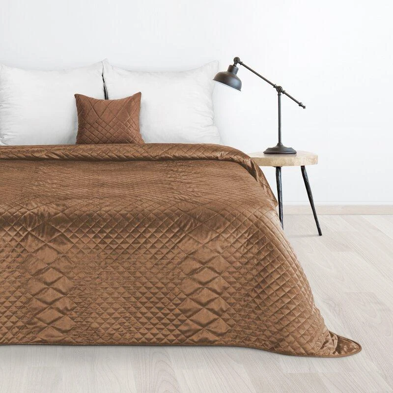 Eurofirany DESIGN 91 LUIZ / 3 Aksominė lovatiesė, dygsniuota karšto spaudimo būdu su geometriniu raštu, 220X240 cm, spalva: plytų Lovatiesė