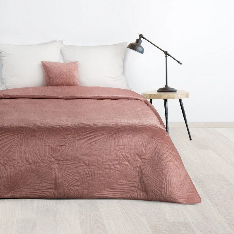 Eurofirany DESIGN 91 LUIZ / 4 Aksominė lovatiesė, dygsniuota karšto spaudimo būdu su palmių lapų raštu, 170X210 cm, spalva: rožinė Lovatiesė