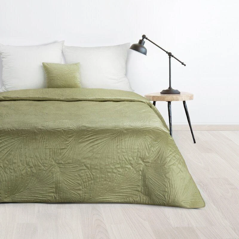 Eurofirany DESIGN 91 LUIZ / 4 Aksominė lovatiesė, dygsniuota karšto spaudimo būdu su palmių lapų raštu, 220X240 cm, spalva: šviesiai žalia Lovatiesė