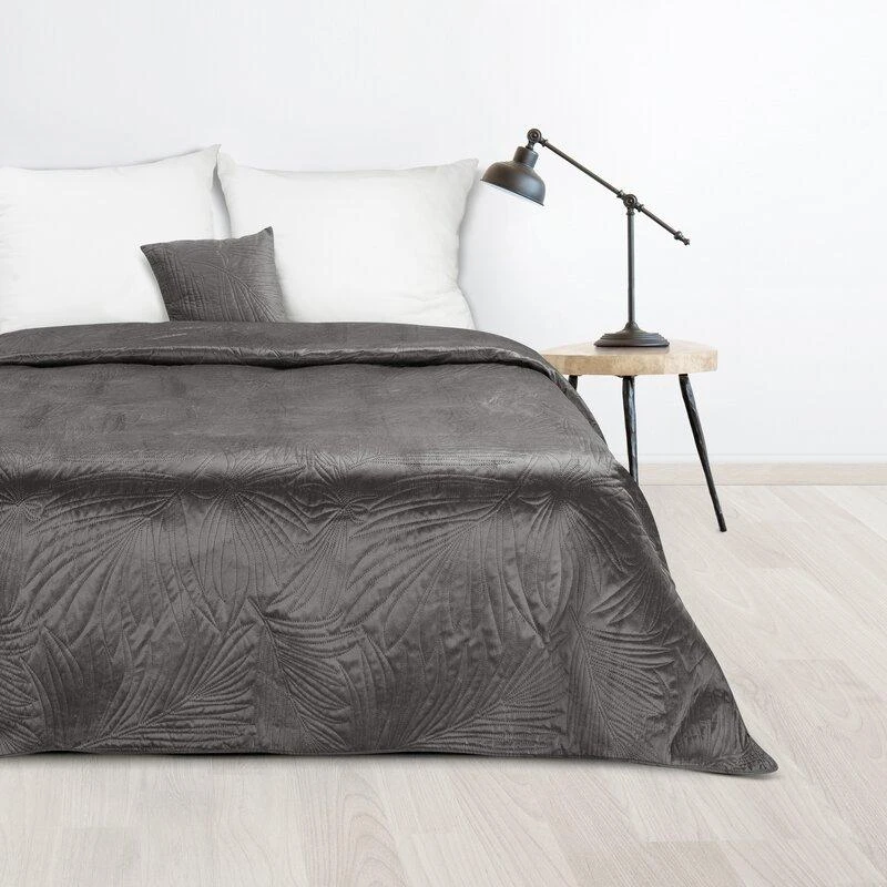 Eurofirany DESIGN 91 LUIZ / 4 Aksominė lovatiesė, dygsniuota karšto spaudimo būdu su palmių lapų raštu, 170X210 cm, spalva: grafito Lovatiesė