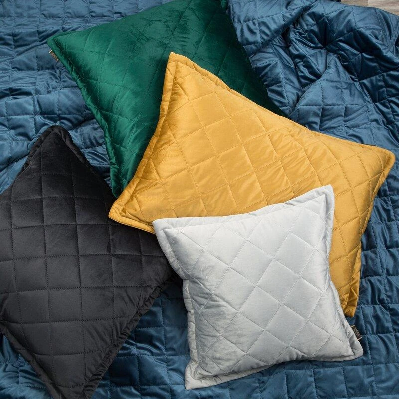 Eurofirany KRISTIN / 1 Minkšto blizgaus aksomo pagalvės užvalkalas, dygsniuotas karšto spaudimo (hot press) technika geometriniu raštu, 60X60 cm, spalva: balta