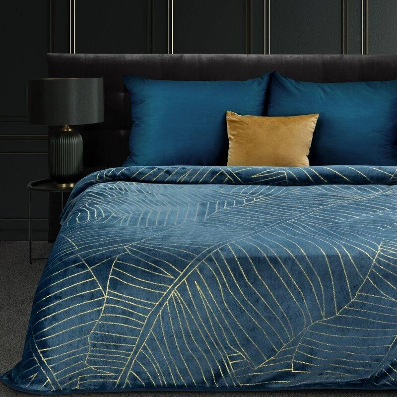 Eurofirany LIMITED COLLECTION MUSA2 Minkštas ir švelnus pledas, dekoruotas auksiniu bananų lapų raštu, 150X200 cm, spalva: tamsiai mėlyna / auksinė
