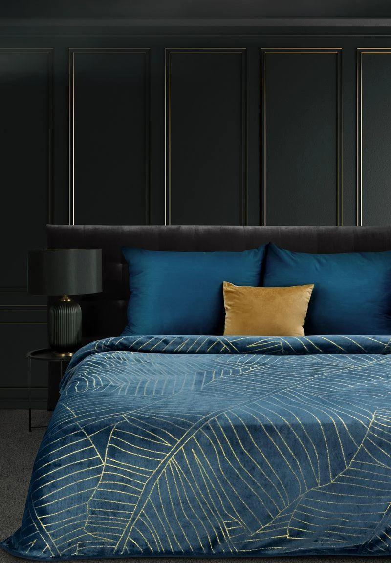 Eurofirany LIMITED COLLECTION MUSA2 Minkštas ir švelnus pledas, dekoruotas auksiniu bananų lapų raštu, 150X200 cm, spalva: tamsiai mėlyna / auksinė