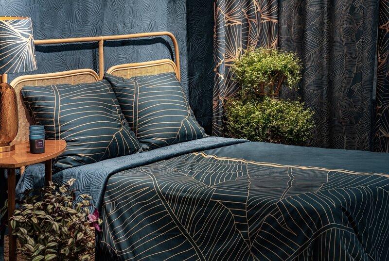 Eurofirany LIMITED COLLECTION MUSA2A Naktinė užuolaida iš minkšto aksomo su bananų lapų raštu, 140X250 cm, kilpos / žiedai, spalva: tamsiai mėlyna / šampano